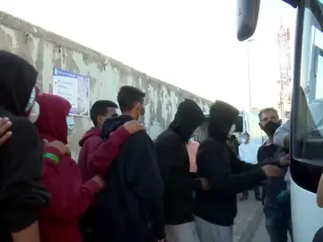 Sacan más de 200 inmigrantes del colapsado campamento de Arguineguín sin destino conocido Sacan más de 200 inmigrantes del colapsado campamento de Arguineguín sin destino conocido