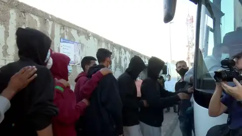 Sacan más de 200 inmigrantes del colapsado campamento de Arguineguín sin destino conocido Sacan más de 200 inmigrantes del colapsado campamento de Arguineguín sin destino conocido