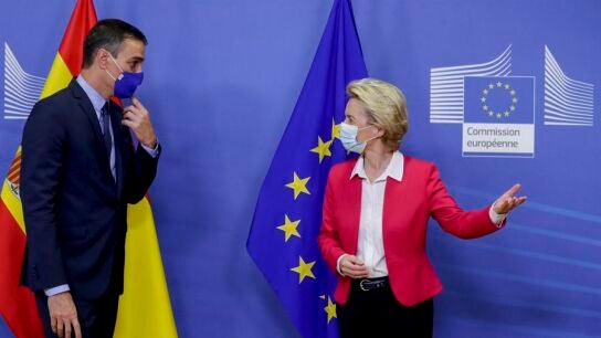 La presidenta de la Comisi&oacute;n Europea, Ursula von der Leyen, recibe a Pedro S&aacute;nchez el pasado julio.
