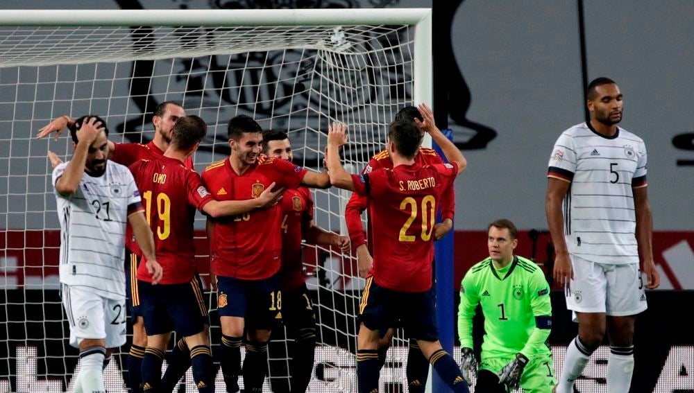 Los jugadores españoles celebran el cuarto gol ante Alemania