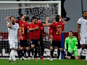 Los jugadores españoles celebran el cuarto gol ante Alemania