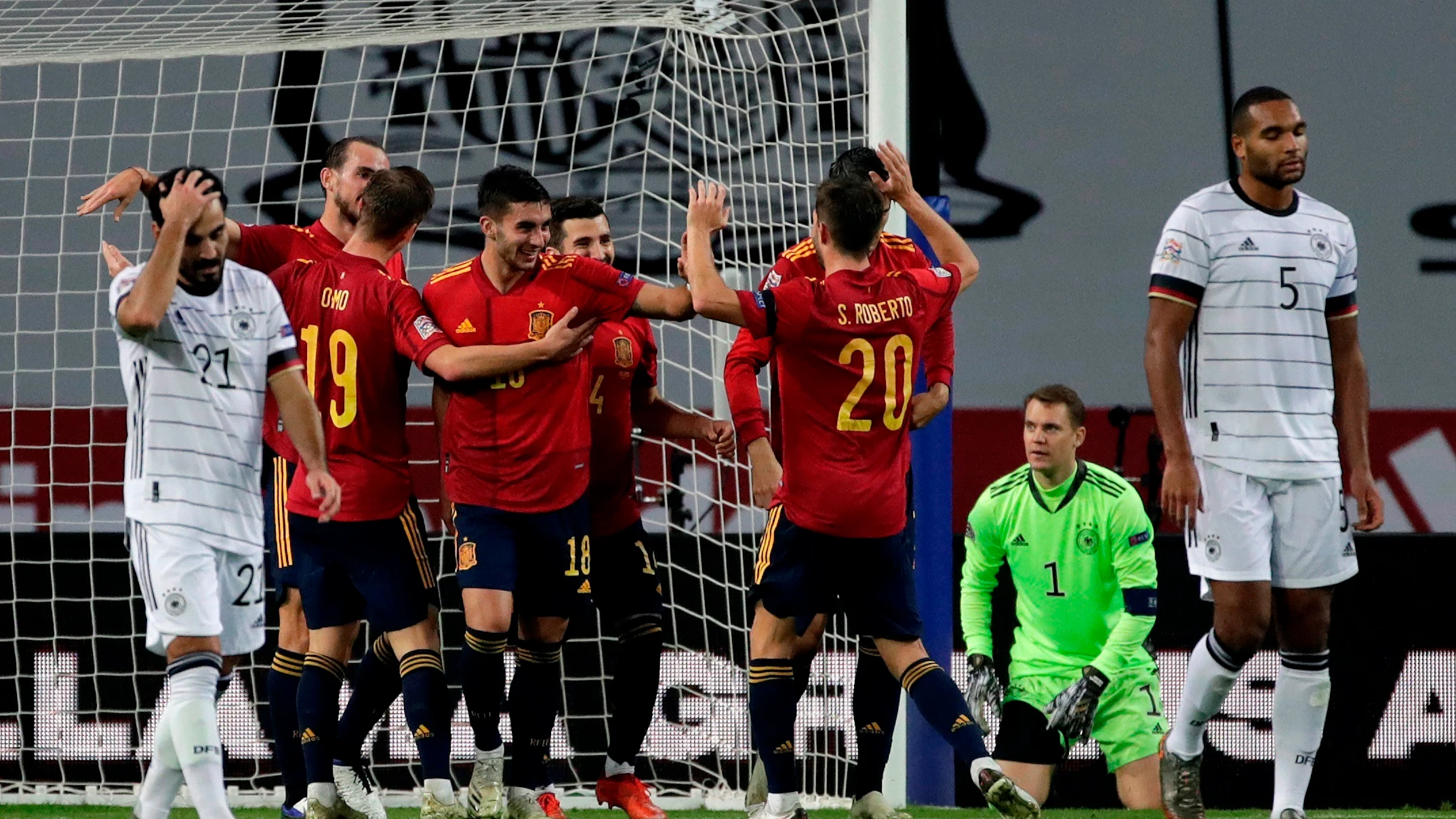 Los jugadores espa&ntilde;oles celebran el cuarto gol ante Alemania