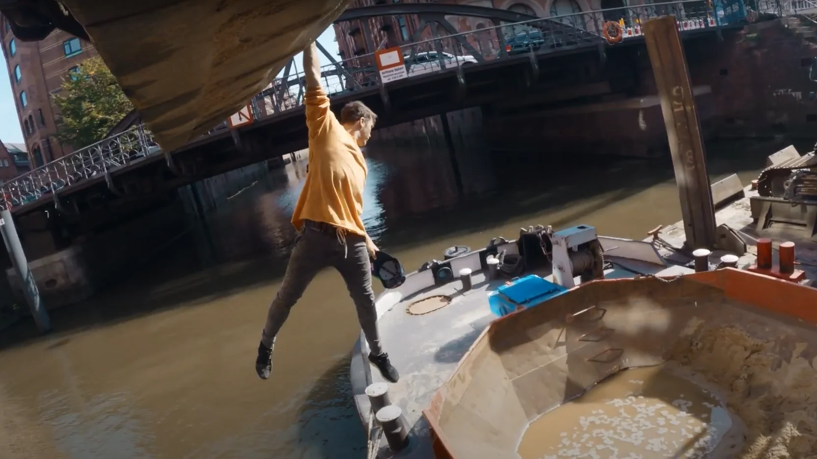 Las locuras de Jason Paul haciendo parkour en Hamburgo para recuperar su teléfono móvil Las locuras de Jason Paul haciendo parkour en Hamburgo para recuperar su teléfono móvil