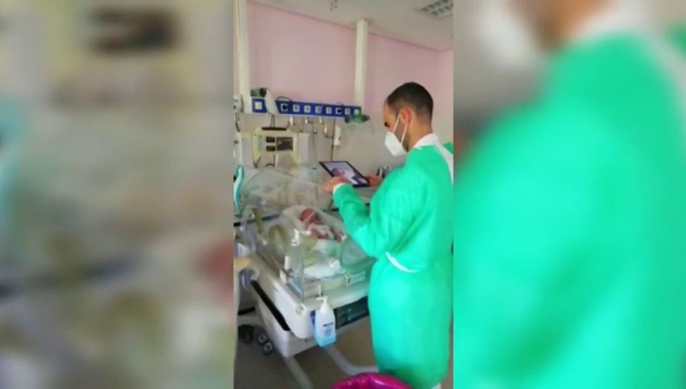 Un hospital en Granada conecta por videollamadas a unos padres positivos en coronavirus con su bebé prematuro