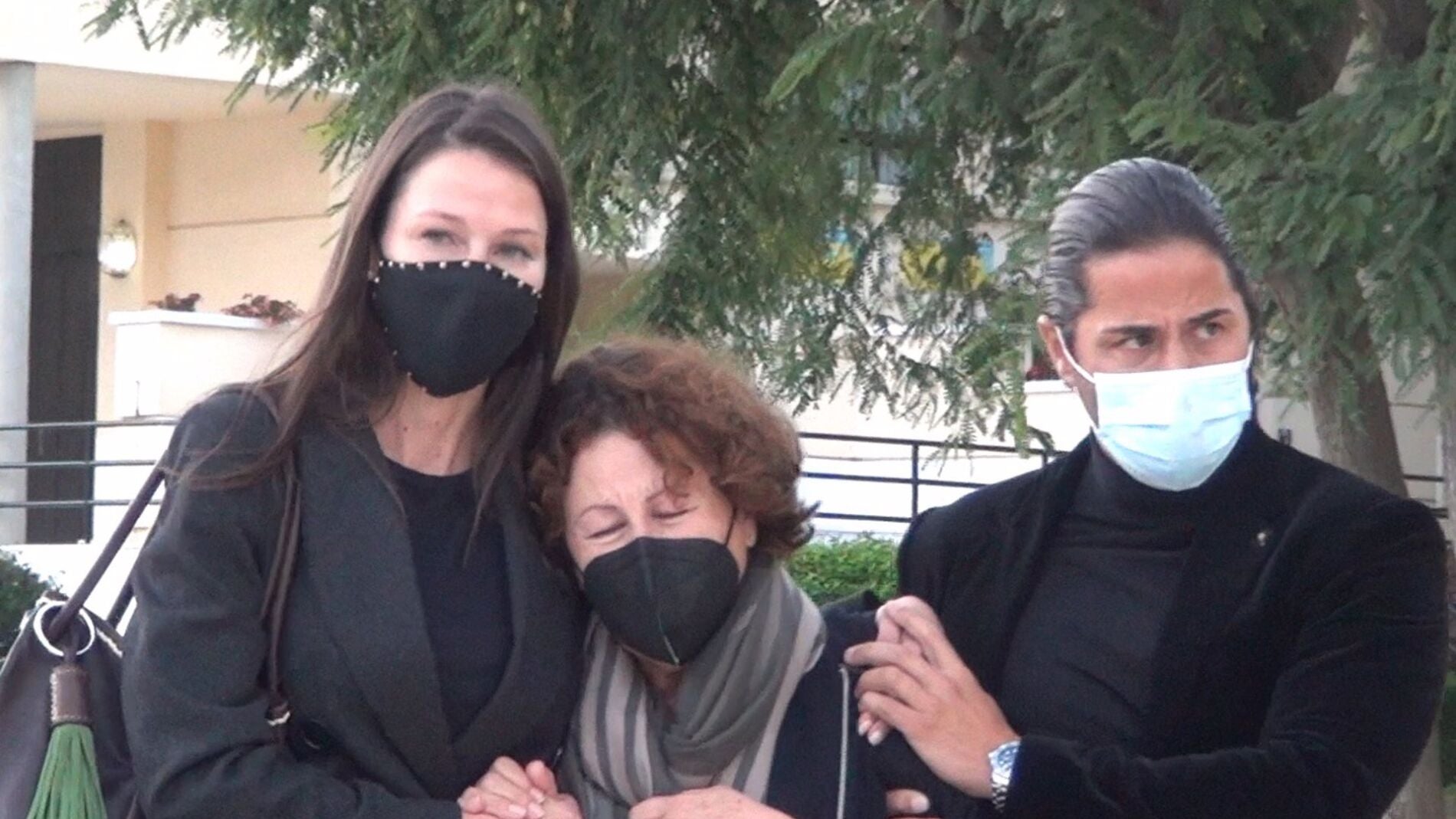 Esther Doña junto a su madre y su hermano 