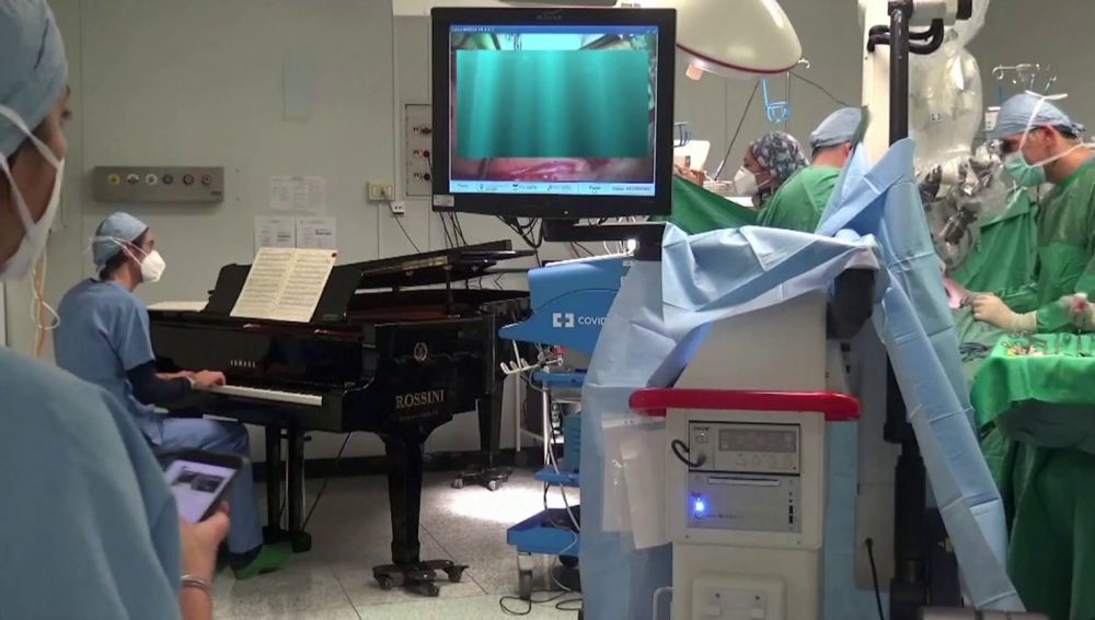 Momento de la operación con un piano de cola en el quirófano