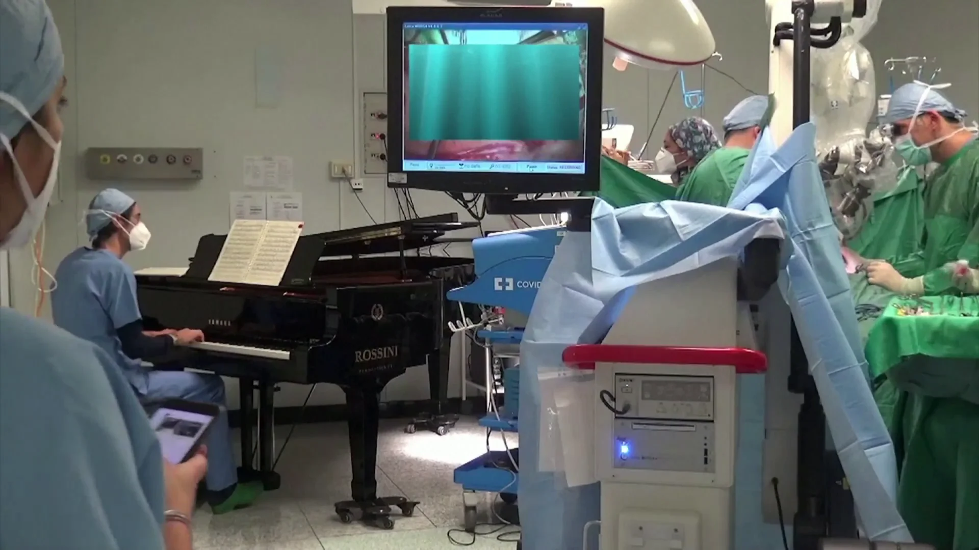 Momento de la operaci&oacute;n con un piano de cola en el quir&oacute;fano