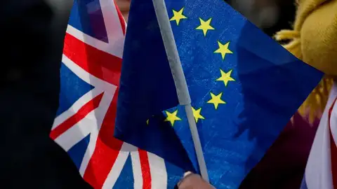 Las banderas del Reino Unido y de la UE Brexit