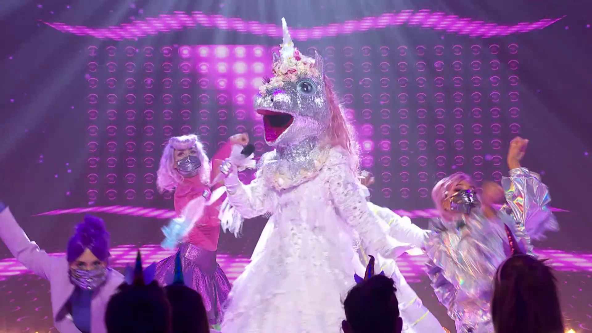 El Unicornio se transforma en una diosa del pop como Cher con ‘Believe’ El Unicornio se transforma en una diosa del pop como Cher con ‘Believe’
