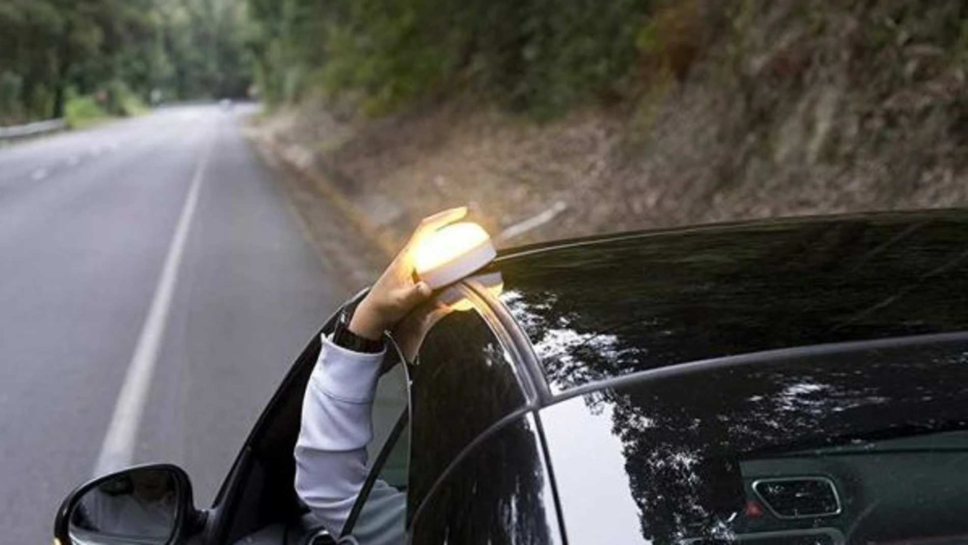 ¿Qué es la luz 'Help Flash'? Así es la nueva medida de la DGT que sustituye a los triángulos ¿Qué es la luz 'Help Flash'? Así es la nueva medida de la DGT que sustituye a los triángulos