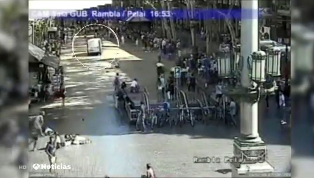 El tribunal visiona los vídeos inéditos del atropello masivo en Las Ramblas y la huida del autor del atentado