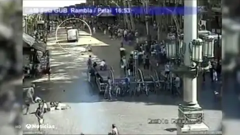 El tribunal visiona los vídeos inéditos del atropello masivo en Las Ramblas y la huida del autor del atentado El tribunal visiona los vídeos inéditos del atropello masivo en Las Ramblas y la huida del autor del atentado