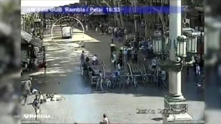 El tribunal visiona los vídeos inéditos del atropello masivo en Las Ramblas y la huida del autor del atentado El tribunal visiona los vídeos inéditos del atropello masivo en Las Ramblas y la huida del autor del atentado