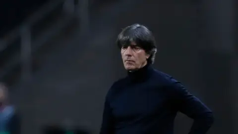 Los medios de Alemania estallan contra Joachim Löw tras la derrota ante España: "¡Vergüenza en Sevilla!" Los medios de Alemania estallan contra Joachim Löw tras la derrota ante España: "¡Vergüenza en Sevilla!"