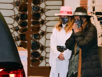 Elena Tablada junto a su madre en la despedida a su abuela Elena Tablada junto a su madre en la despedida a su abuela