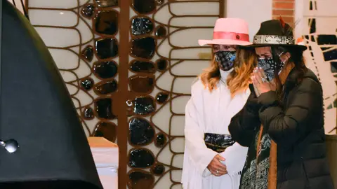 Elena Tablada junto a su madre en la despedida a su abuela Elena Tablada junto a su madre en la despedida a su abuela