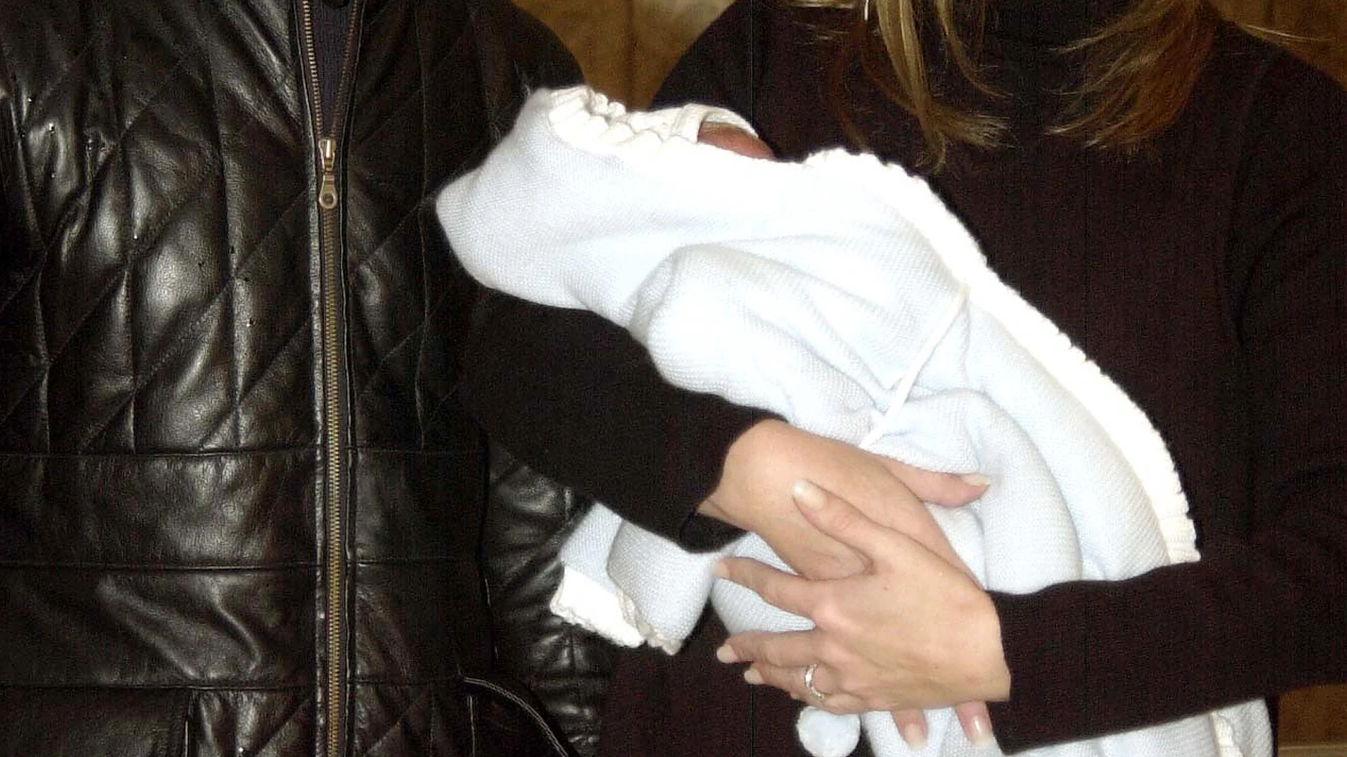 Arancha de Benito y Guti con su hijo Aitor