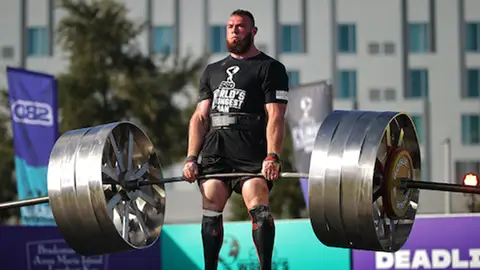Oleksii Novikov es el nuevo 'hombre más fuerte del mundo' tras levantar 5 veces su peso Oleksii Novikov es el nuevo 'hombre más fuerte del mundo' tras levantar 5 veces su peso