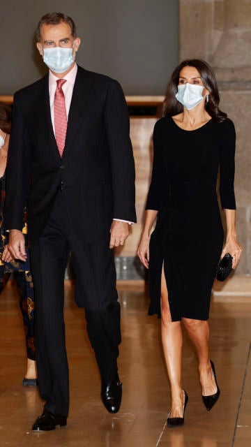 La reina Letizia vuelve a enseñar las rodillas 