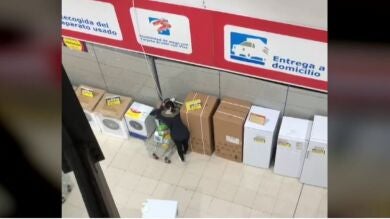 Una pareja roba jamones en un supermercado de Guadalajara a la vista de todos los clientes