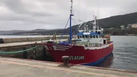 Trasladan al hospital a un marinero con coronavirus aislado con otros 16 en un barco en Burela Trasladan al hospital a un marinero con coronavirus aislado con otros 16 en un barco en Burela