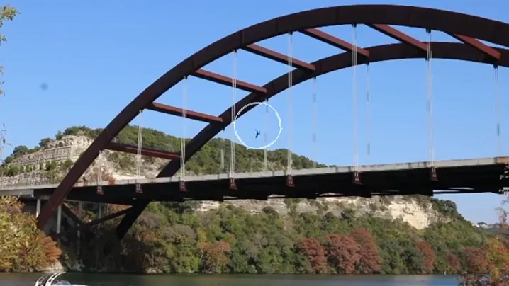El youtuber Saa Fomba se parte el cr&aacute;neo saltando desde lo alto de un puente en Texas