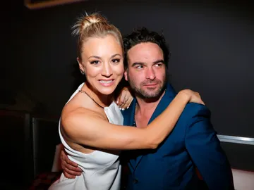 Kaley Cuoco y Johnny Galecki Kaley Cuoco y Johnny Galecki