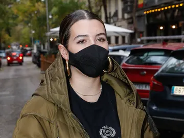 Alba Díaz, con una mascarilla diseñada por su madre Vicky Martín Berrocal Alba Díaz, con una mascarilla diseñada por su madre Vicky Martín Berrocal