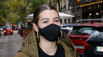 Alba D&iacute;az, con una mascarilla dise&ntilde;ada por su madre Vicky Mart&iacute;n Berrocal