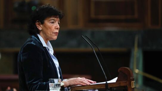 . La ministra de Educaci&oacute;n, Isabel Cela&aacute;, durante su intervenci&oacute;n en el pleno del Congreso. 