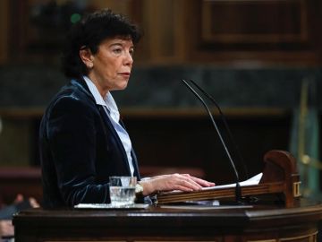 . La ministra de Educación, Isabel Celaá, durante su intervención en el pleno del Congreso. 