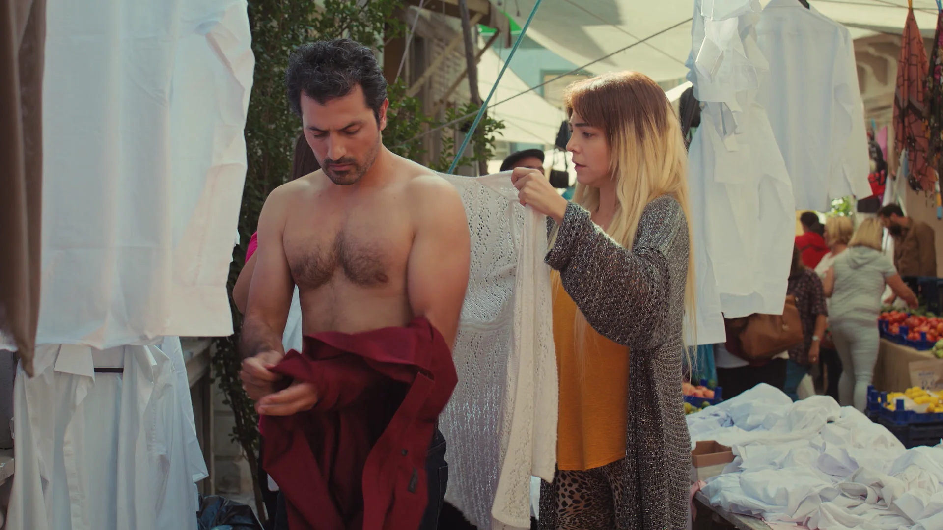 Arif se destapa: su momento sin camisa en 'Mujer' enloquece a sus fans en las redes sociales