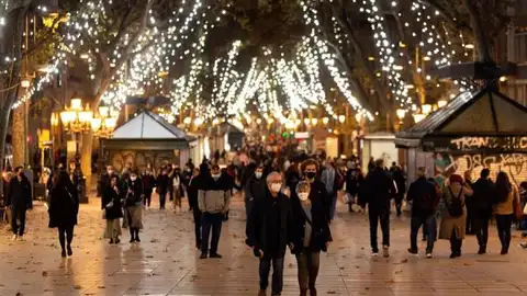 Gente paseando por el paseo Born en Barcelona con el encendido navideño Gente paseando por el paseo Born en Barcelona con el encendido navideño