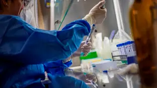 Un científico hace pruebas en un laboratorio Un científico hace pruebas en un laboratorio
