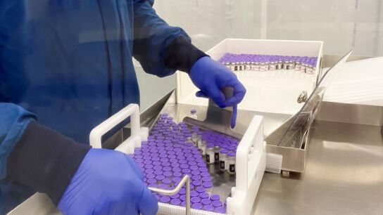 Viales de la vacuna de Pfizer para la covid-19 en un laboratorio
