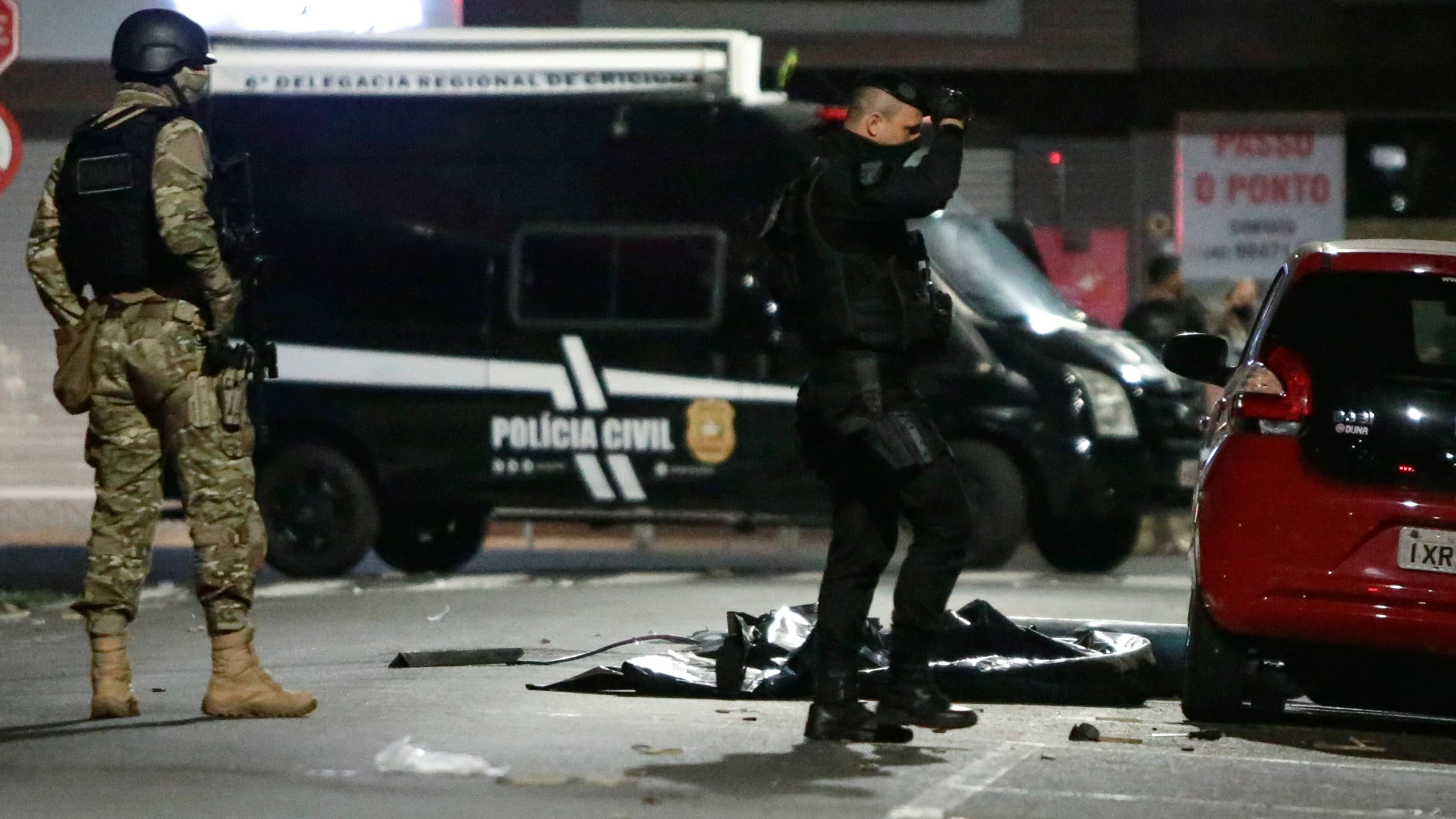 Miembros de la Polic&iacute;a en Crici&uacute;ma, una ciudad al Sur de Brasil