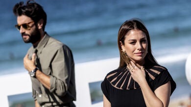 ¿A quién se parecen? La broma de Blanca Suárez a Javier Rey y Pablo Molinero, sus compañeros de 'El verano que vivimos', antes del estreno