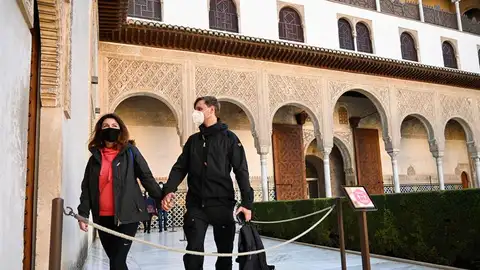 Dos turistas caminan por el interior de la Alhambra. Dos turistas caminan por el interior de la Alhambra.