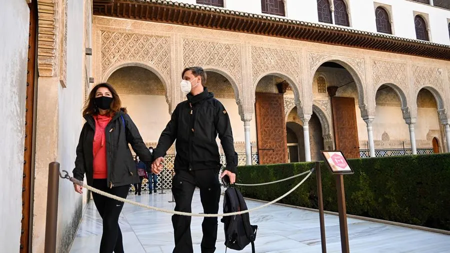 Dos turistas caminan por el interior de la Alhambra. Dos turistas caminan por el interior de la Alhambra.