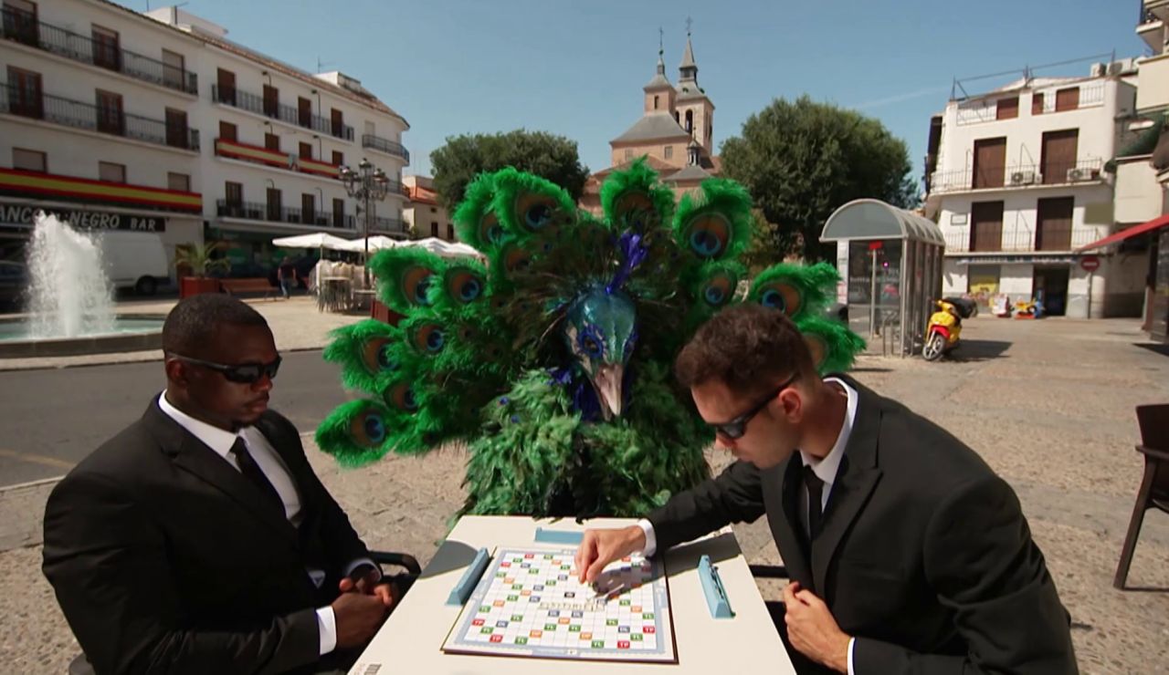 El Pavo Real desvela nuevas pistas: "Paso las horas con mis amigos de la infancia echando unas partiditas al Apalabrados" El Pavo Real desvela nuevas pistas: "Paso las horas con mis amigos de la infancia echando unas partiditas al Apalabrados"