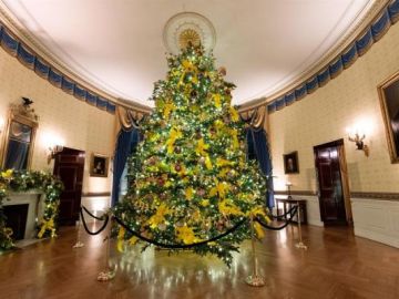 Imagen del árbol de Navidad en el Salón Azul de la Casa Blanca