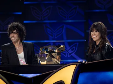 Una ovación de escándalo y las lágrimas de Javier Ambrossi: el Cuervo deja a todos alucinados en ‘Mask Singer’ Una ovación de escándalo y las lágrimas de Javier Ambrossi: el Cuervo deja a todos alucinados en ‘Mask Singer’