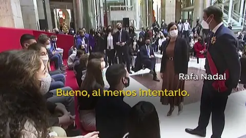 La 'pillada' a Rafa Nadal e Isabel Díaz Ayuso en un corrillo con jóvenes: "Esto lo gano por 'collons'" La 'pillada' a Rafa Nadal e Isabel Díaz Ayuso en un corrillo con jóvenes: "Esto lo gano por 'collons'"