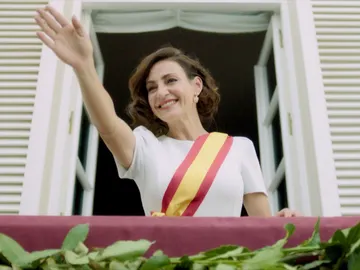 Alma llega a lo más alto y se convierte en Presidenta de la Nueva España Alma llega a lo más alto y se convierte en Presidenta de la Nueva España