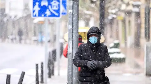 Una mujer pasea bajo la lluvia. Una mujer pasea bajo la lluvia.