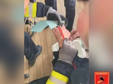 Así cortan los bomberos de Alicante con una radial el anillo a un hombre con el dedo hinchado por una avispa Así cortan los bomberos de Alicante con una radial el anillo a un hombre con el dedo hinchado por una avispa