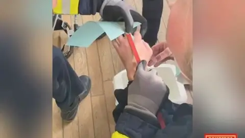 Así cortan los bomberos de Alicante con una radial el anillo a un hombre con el dedo hinchado por una avispa Así cortan los bomberos de Alicante con una radial el anillo a un hombre con el dedo hinchado por una avispa