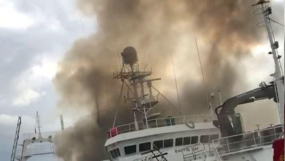 Aparatoso incendio en un pesquero amarrado en el Puerto de Vigo