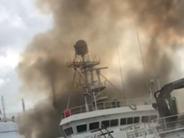Aparatoso incendio en un pesquero amarrado en el Puerto de Vigo