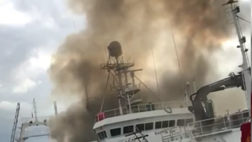 Aparatoso incendio en un pesquero amarrado en el Puerto de Vigo Aparatoso incendio en un pesquero amarrado en el Puerto de Vigo